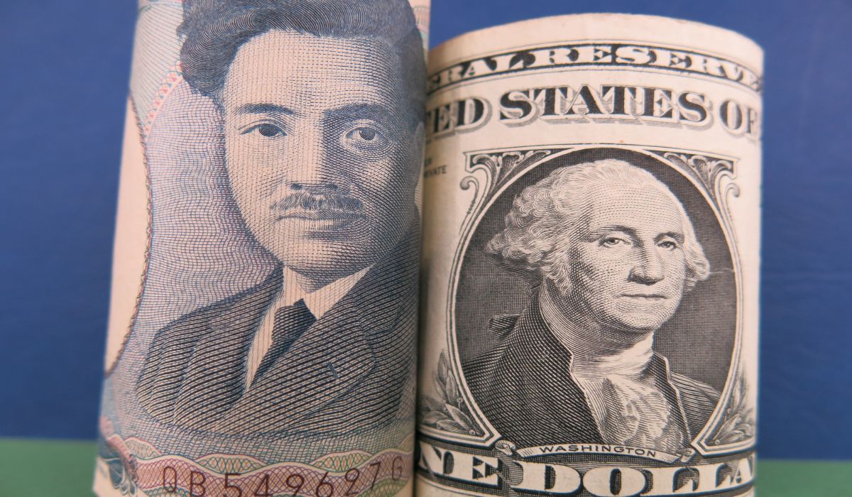 US Dollar Falls Sharply Against Japanese Yen After Coordinated Market Intervention